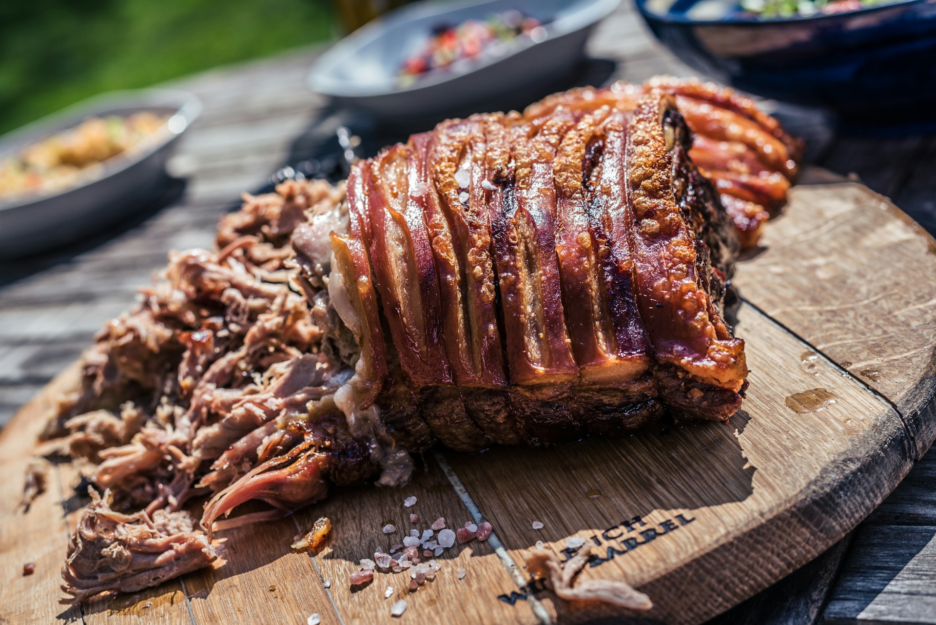 Knuspriger Schweinebraten mit goldener Kruste auf Holzbrett