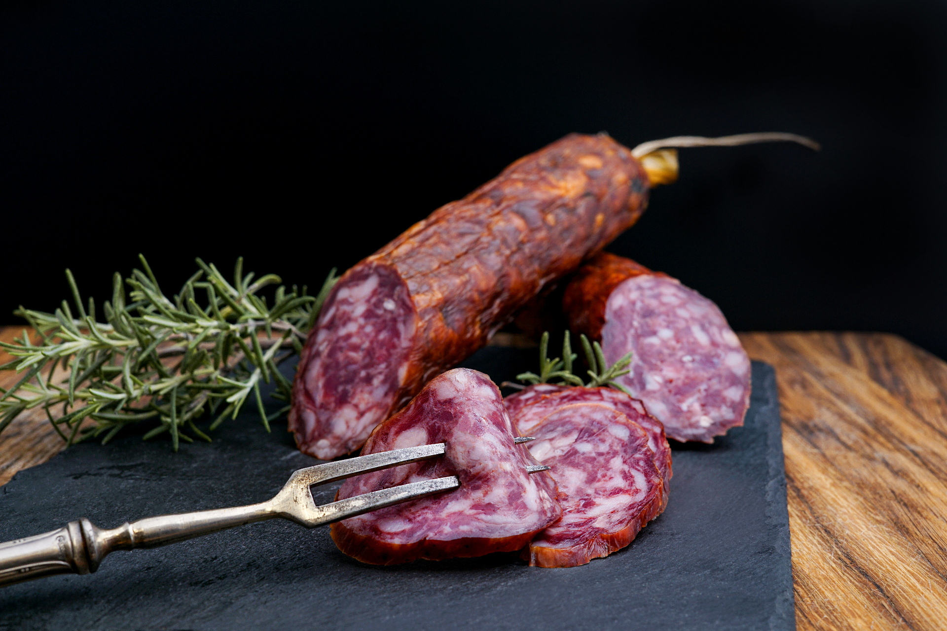 Hausgemachte Spezial-Salsiccia mit Rosmarin auf Schieferplatte