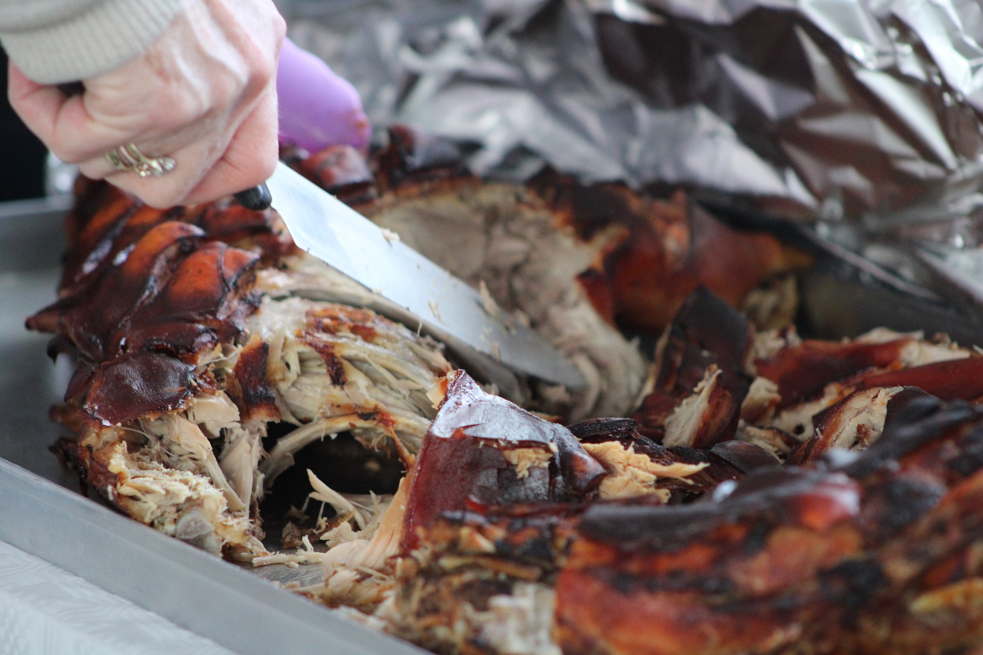Live-Zerteilen eines Schweinebratens mit knuspriger Kruste